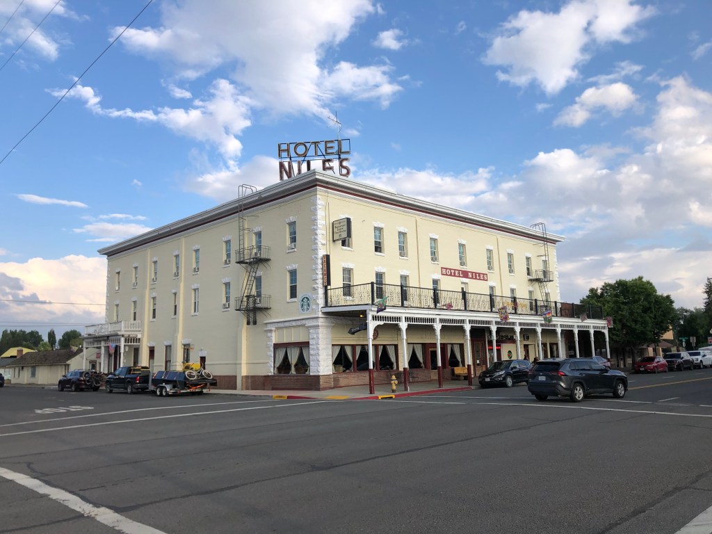 This image has an empty alt attribute; its file name is hotel-niles.jpg